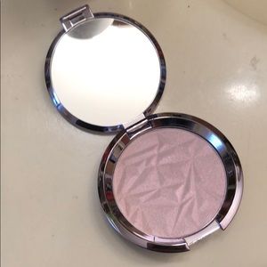 BECCA PRISMATIC AMETHYST HIGHLIGHTER❤️